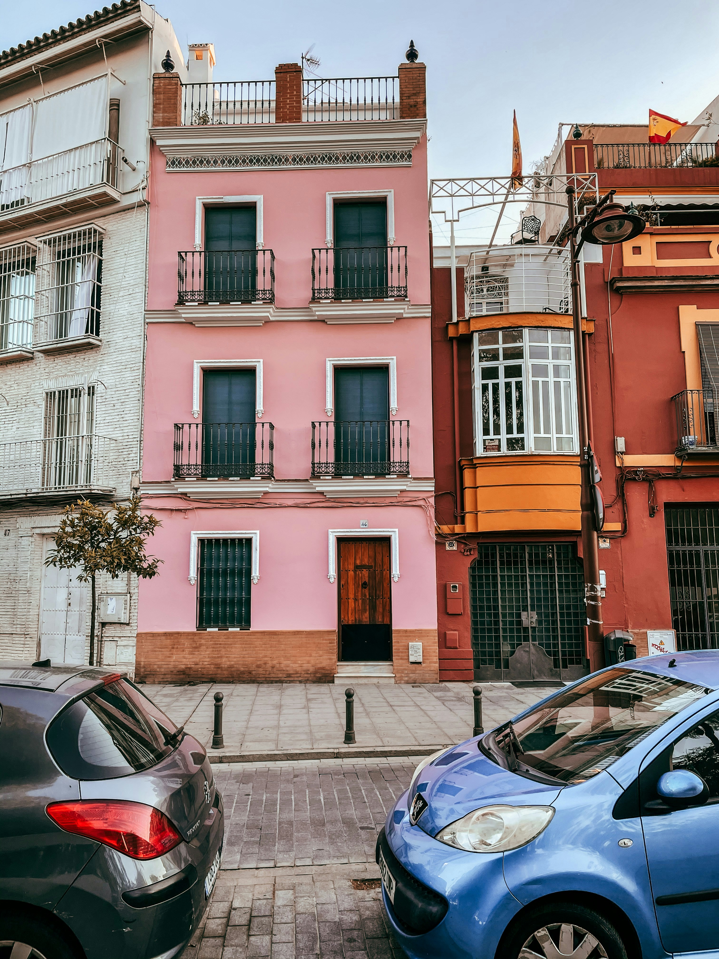 Calle con fachadas coloridas en zona urbana