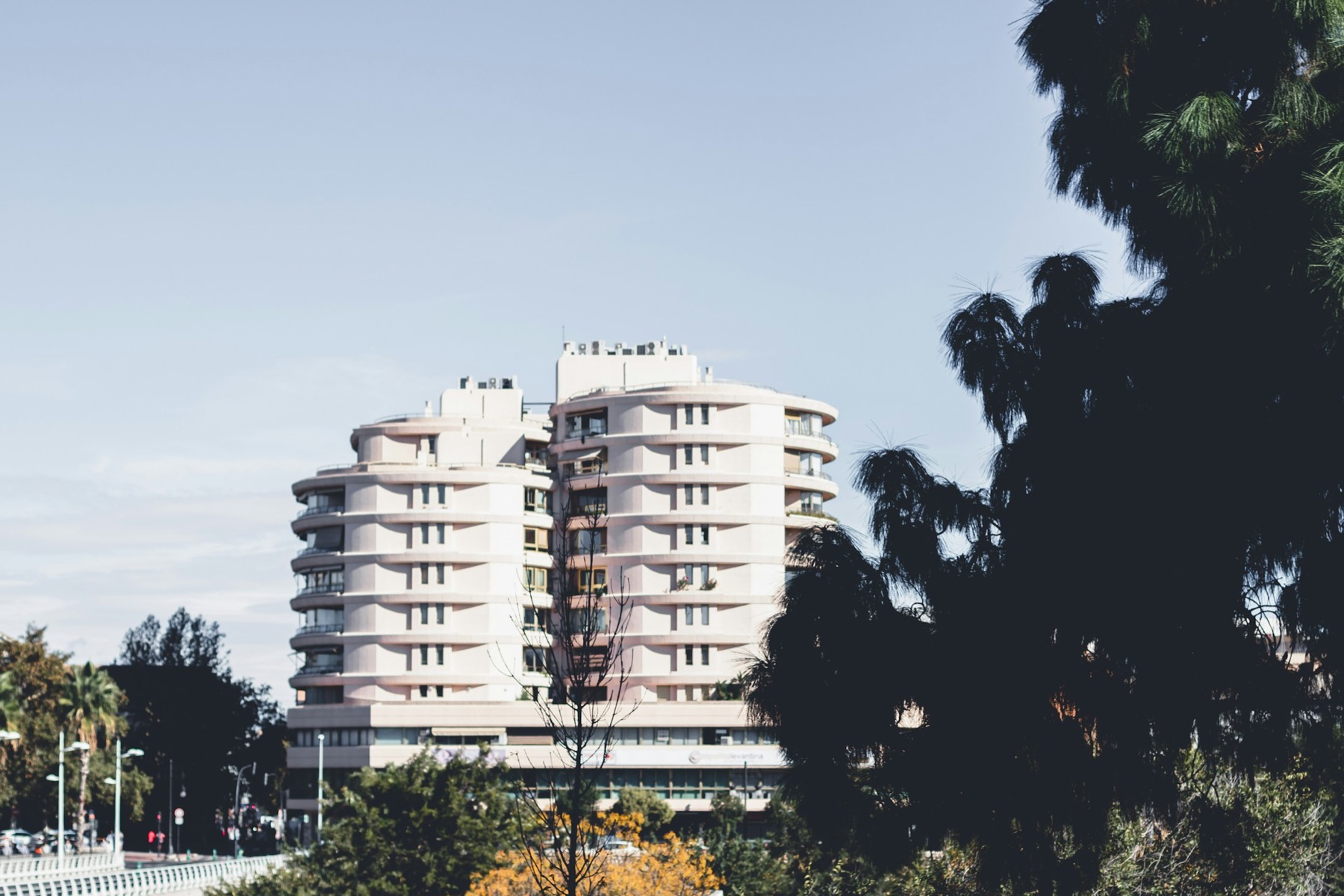 Edificio urbano al atardecer para estilo de vida de ciudad